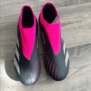 NEW with box —- Black and Pink Laceless Soccer Cleats